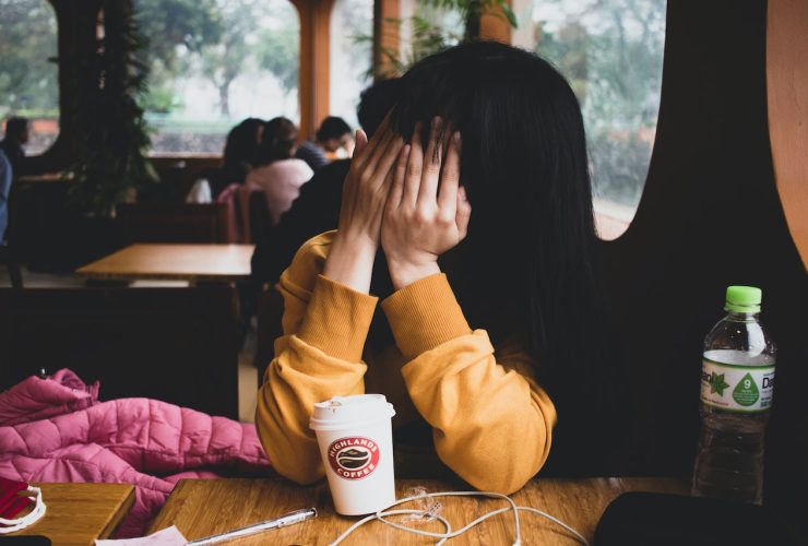 femme timide qui se cache le visage devant son ami