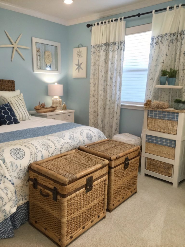 Chambre avec coffres en osier pour rangement.