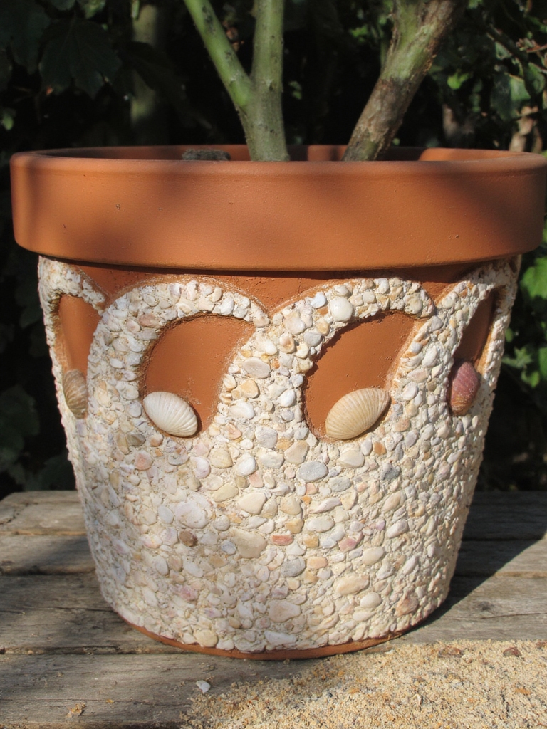 pot de fleurs décoré de coquillages