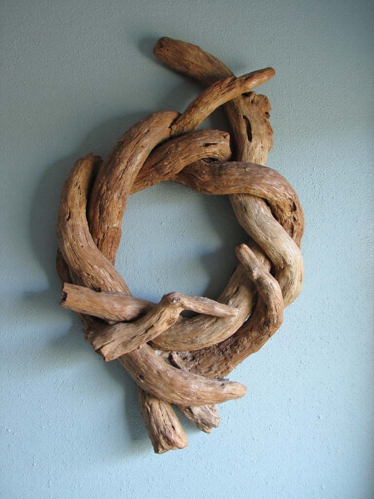 création d'art mural en bois flotté