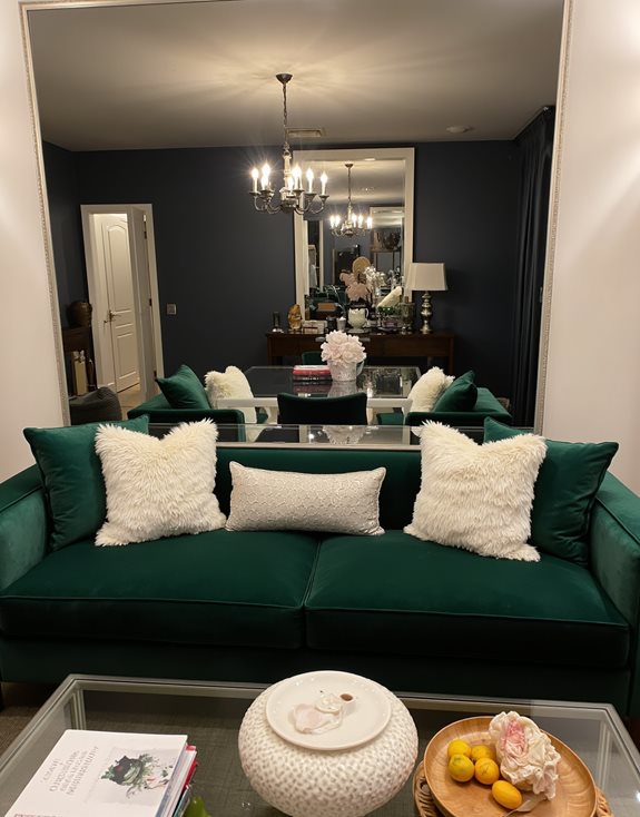 Un miroir derrière le canapé agrandit l'espace