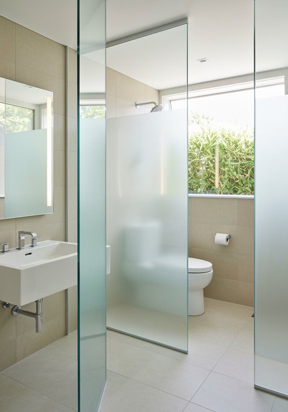 design de salle de bain en verre givré