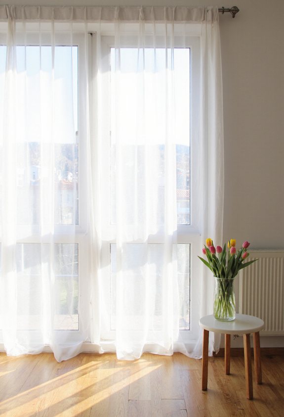 des rideaux en voile simples et légers