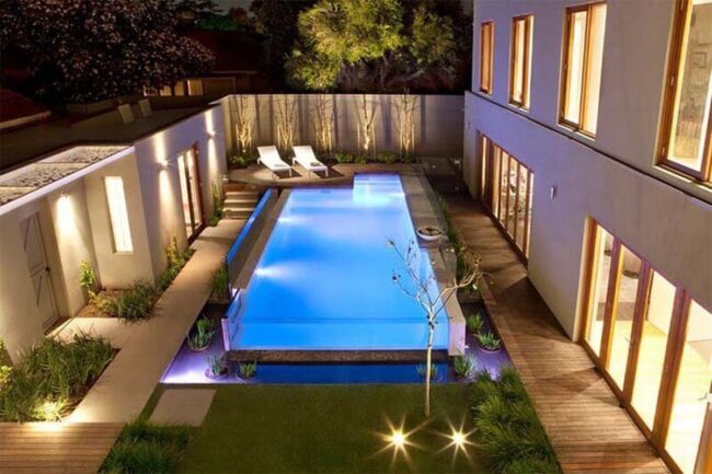 Piscine azur mediterraneenne dans un jardin compact