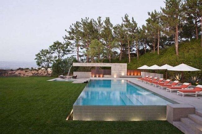 Piscine bleue paradise dans jardin petit