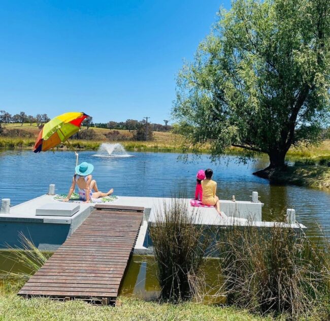 La terrasse en bois et bassin de baignade cristallin