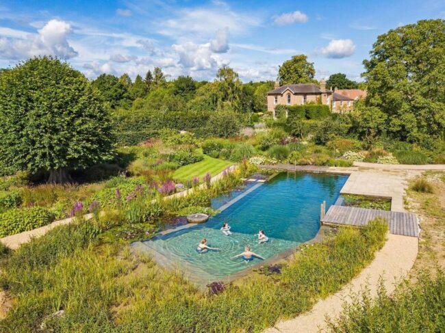 La piscine ecologique avec terrasses en beton eteges