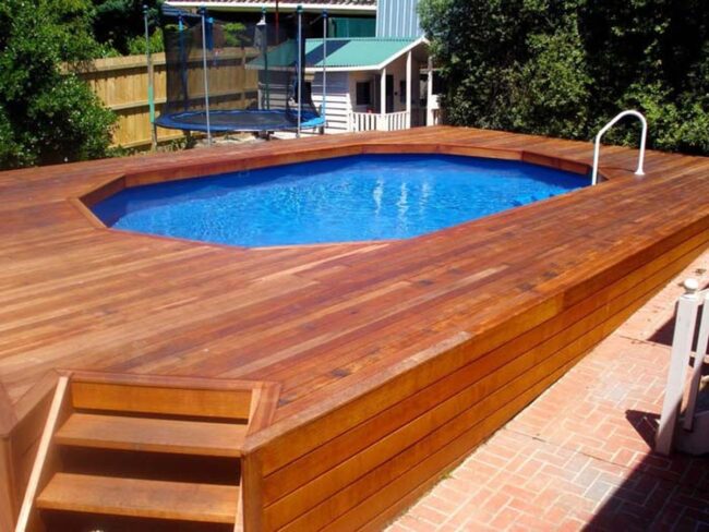 Mini piscine bleue dans un jardin ensoleille