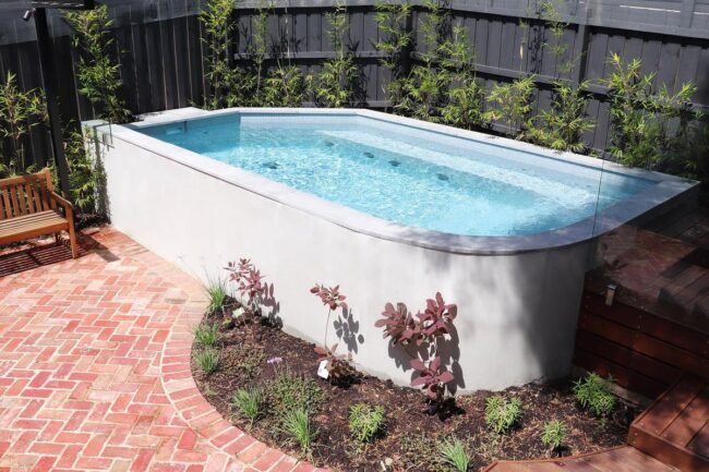 Piscine aux courbes douces dans jardin