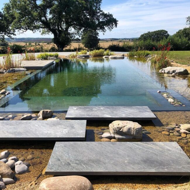 La piscine naturelle minerale aux bordures de marbre