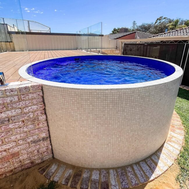 Piscine mosaique sur base en briques