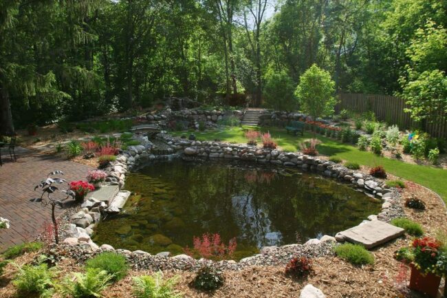 La piscine sauvage integree dans le jardin naturel