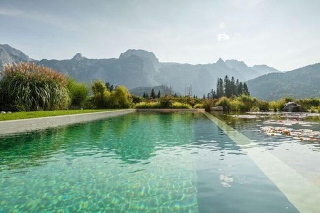 La piscine naturelle avec vue panoramique sur les montagnes