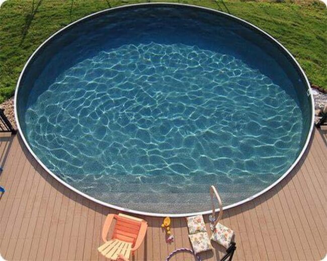 Petite piscine avec terrasse bois grise
