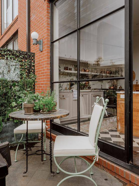 Installer un coin bistro en fer forge pour les petits dejeuners