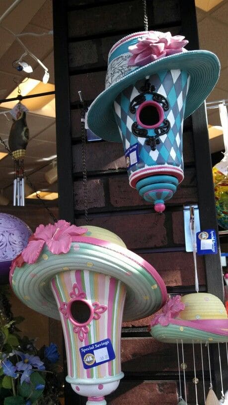 Nichoirs en forme de chapeaux de fete colores pour le jardin