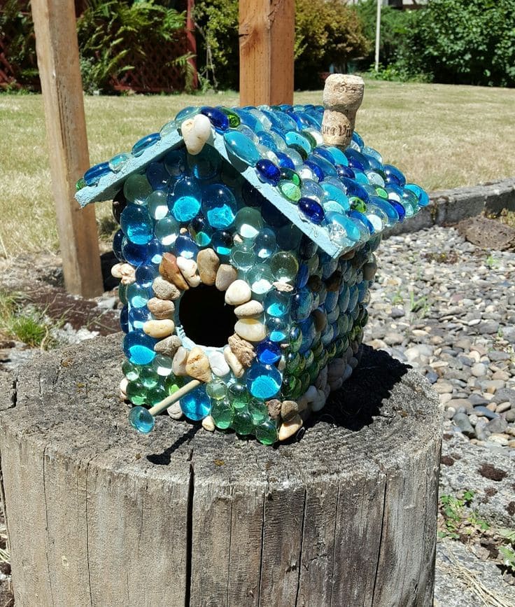 Nichoir en bois orne de gemmes et pierres colorees en mosaique