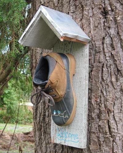 Nichoir fantaisiste cree dans une vieille chaussure vintage