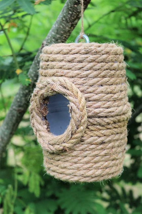 Nichoir en bois entierement recouvert de corde de jute