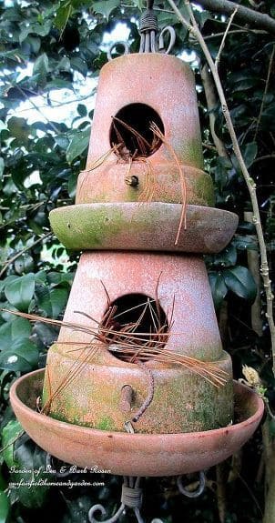 Nichoir original fait de petits pots en terre cuite superposes