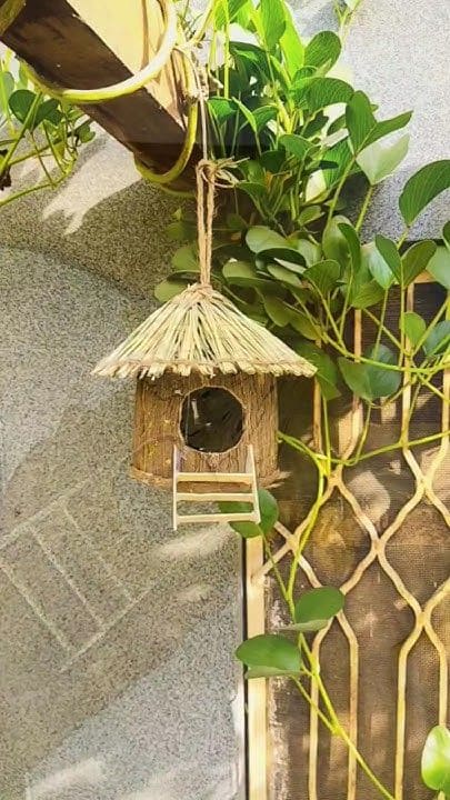Nichoir exotique en style tiki hut tropical avec toiture en paille