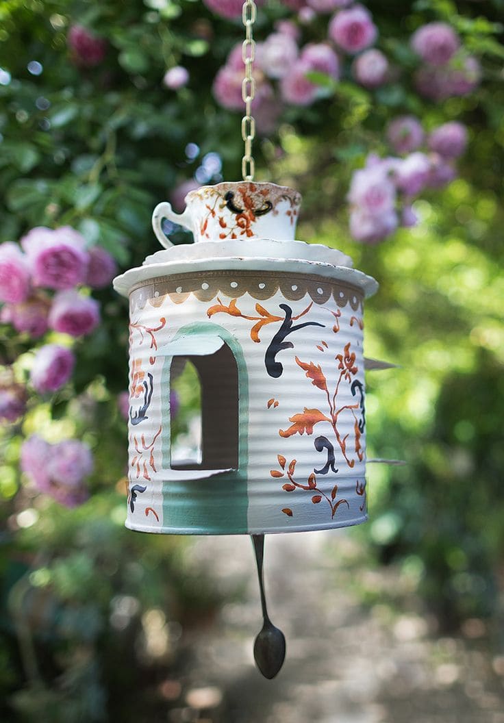 Nichoir original en tasse et boites de metal empilees