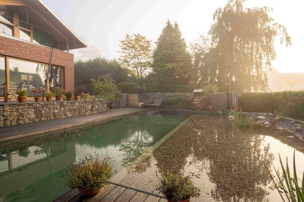 Terrasse Accoya naturelle au bord piscine turquoise