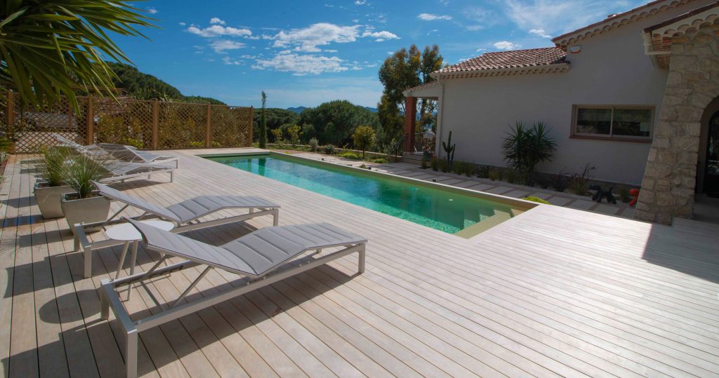 Terrasse bois Accoya au bord piscine Cannes France