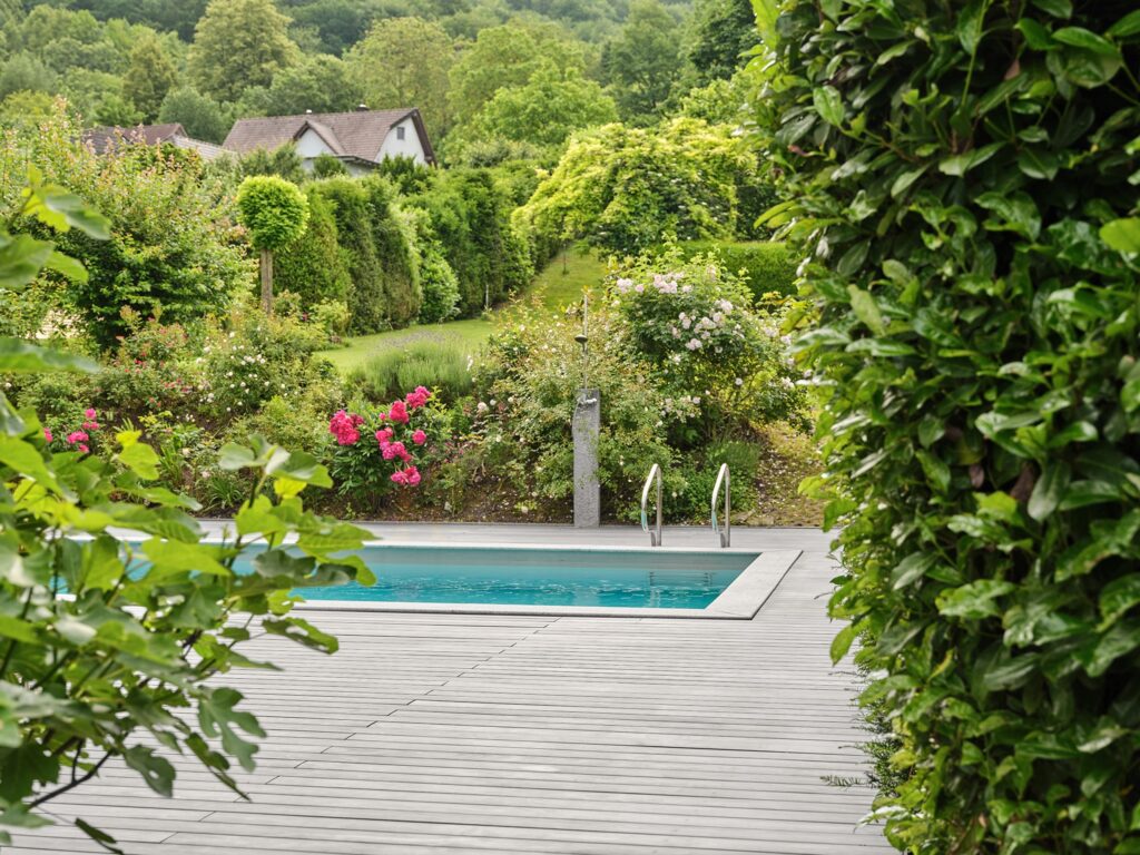 Terrasse Accoya grise autour piscine bleue, Allemagne