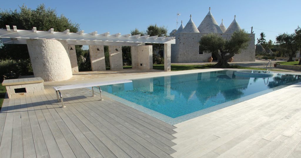 Terrasse en bois Accoya vieilli, piscine Puglia Italie