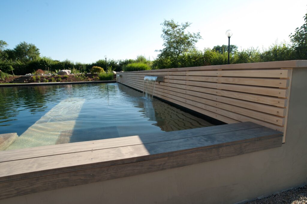 Terrasse en bois Accoya elegante autour piscine