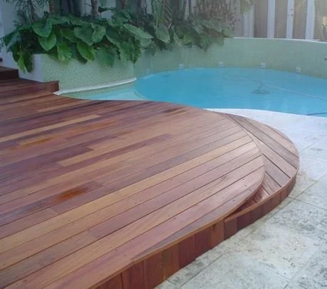 Terrasse courbe en Cumaru au bord de la piscine
