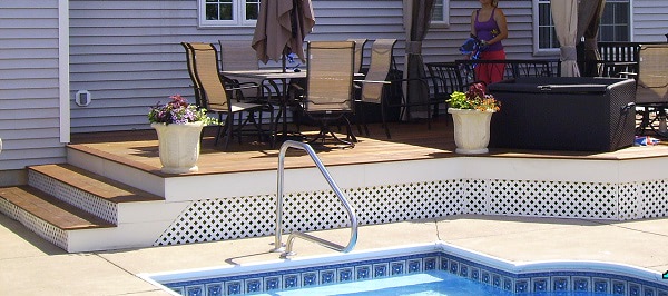 Terrasse bois au-dessus de la piscine avec spa integre