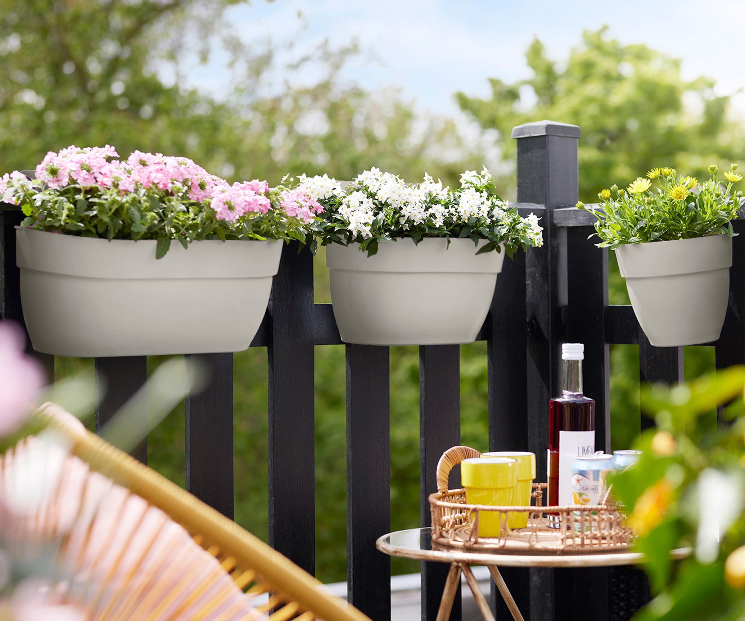 Aligner des jardinières fleuries sur toute la rambarde