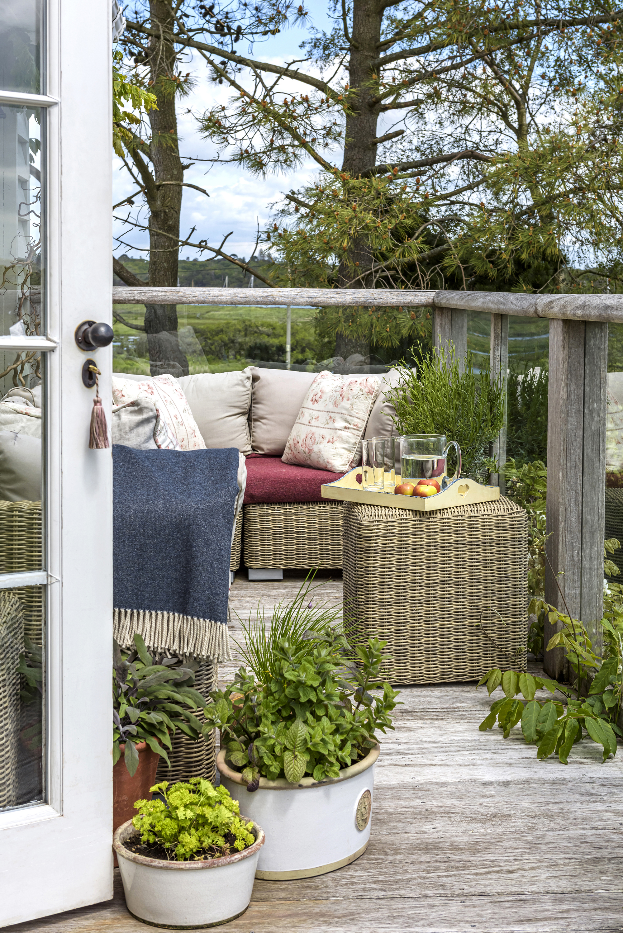 Miser sur le rotin et les textiles pour un balcon chaleureux
