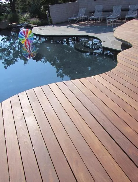 Terrasse en Ipe au bord de la piscine, style Cape Cod