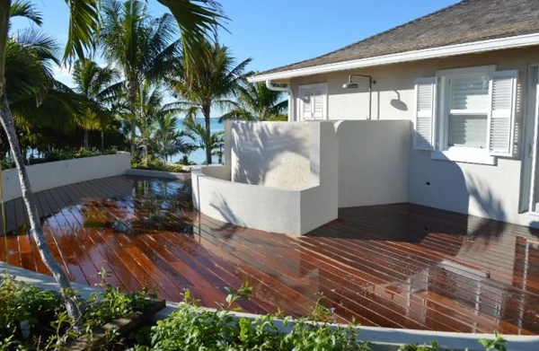 Terrasse en ipe autour piscine aux Bahamas