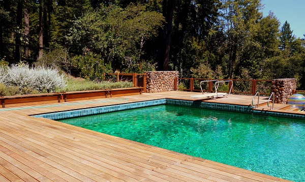 Piscine entouree d'une terrasse en Ipe