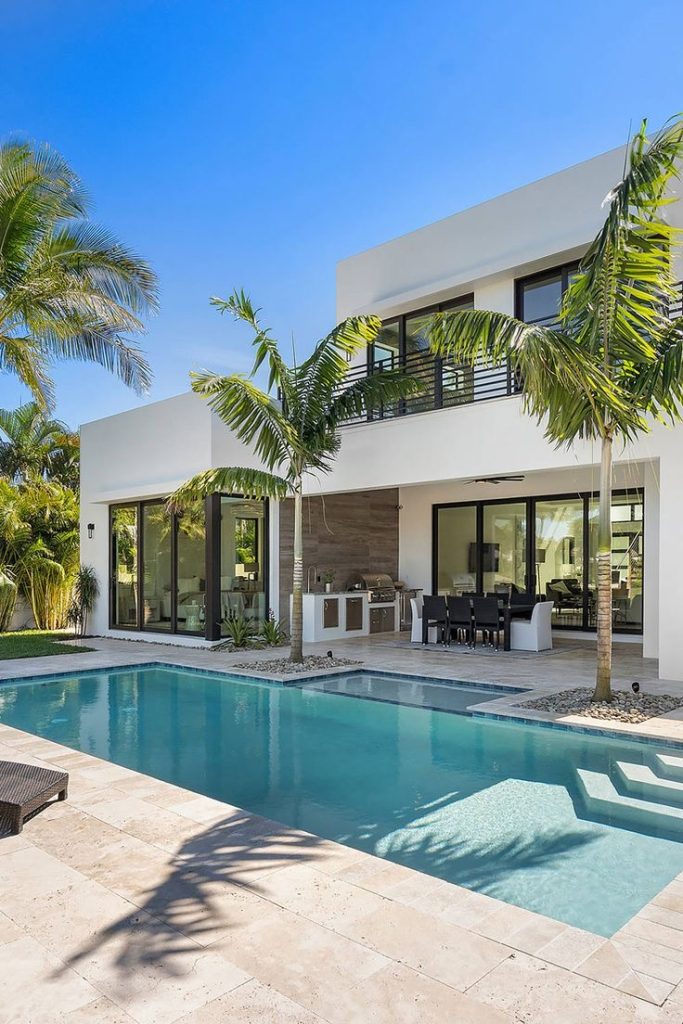 Piscine contemporaine minimaliste avec terrasse bois