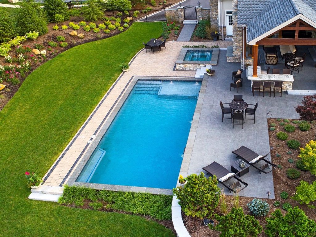 Piscine classique avec grande terrasse bois familiale