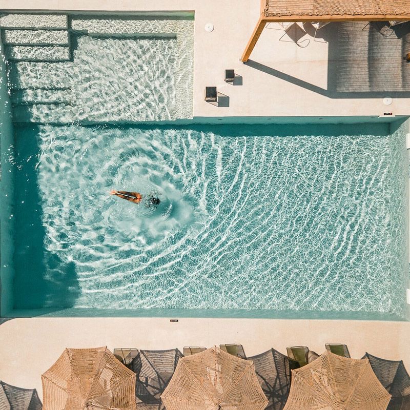 Terrasse bois en vue plongeante aerienne sur piscine