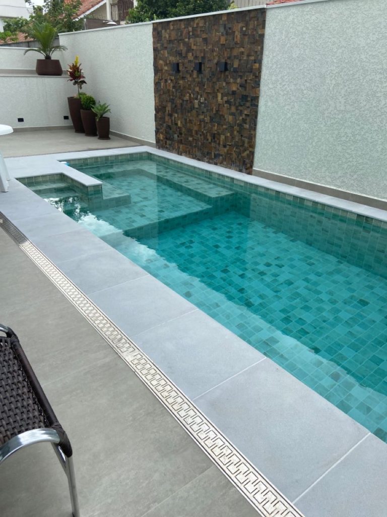 Terrasse bois rustique et contemporaine autour piscine