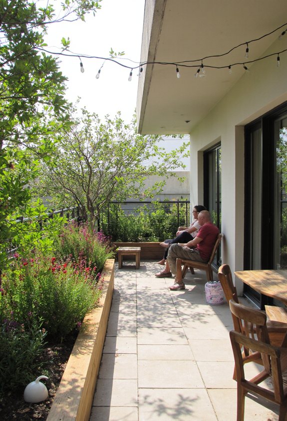 transformation de balcon avec des jardinières vibrantes