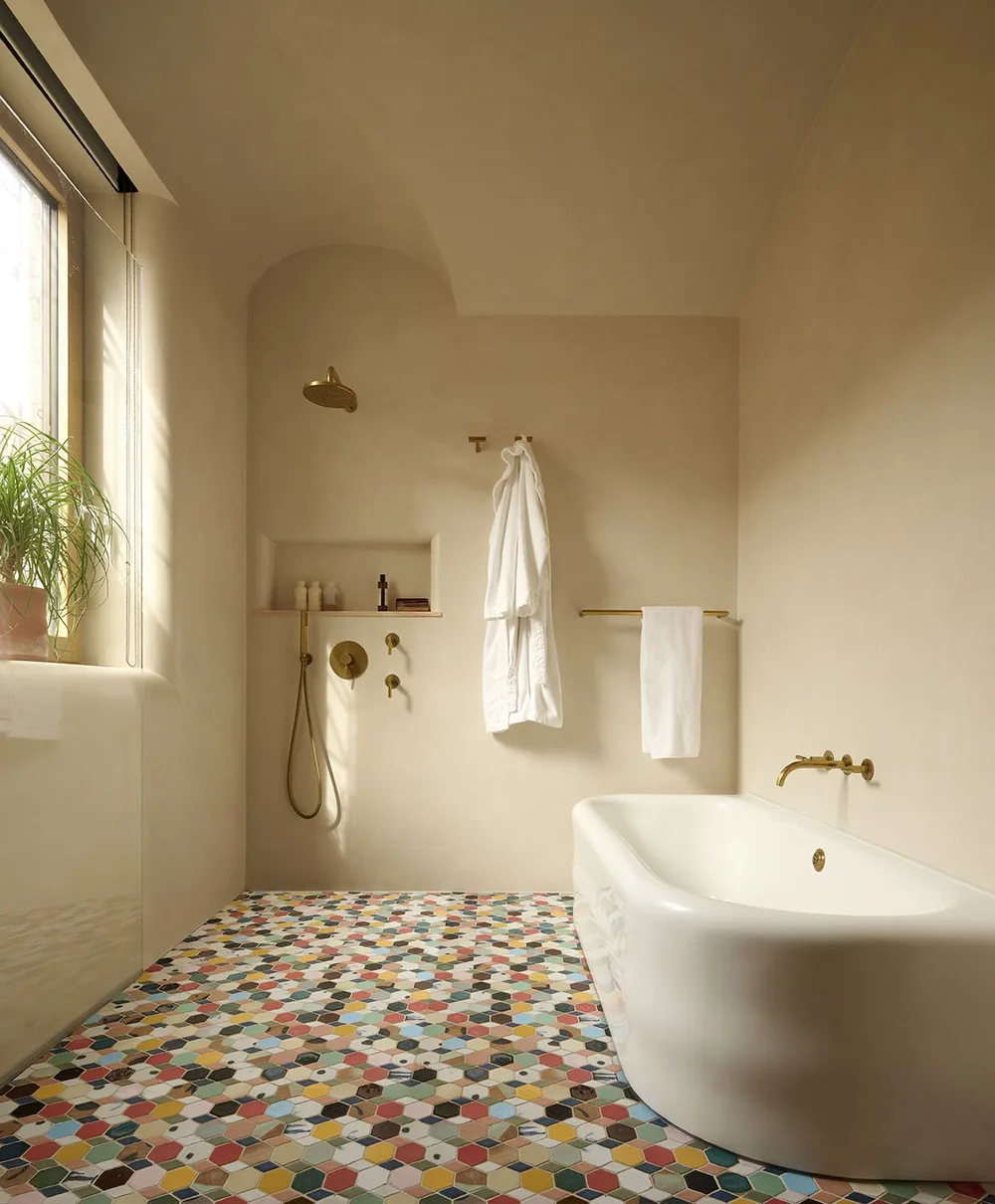 Alcôve voûtée en tadelakt et sol en terrazzo, salle de bain style marocain