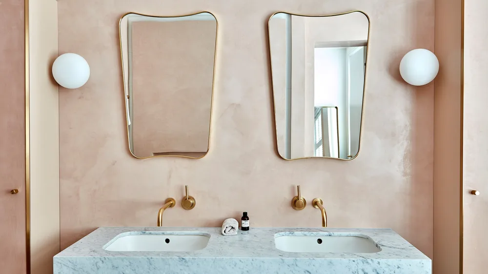 Double meuble de salle de bain marocain en marbre sous enduit tadelakt rose