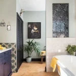 Meuble de salle de bain marocain en bois foncé bleu nuit avec zellige et miroir à arche