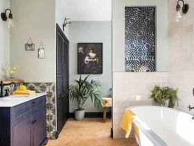Meuble de salle de bain marocain en bois foncé bleu nuit avec zellige et miroir à arche