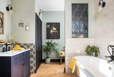 Meuble de salle de bain marocain en bois foncé bleu nuit avec zellige et miroir à arche