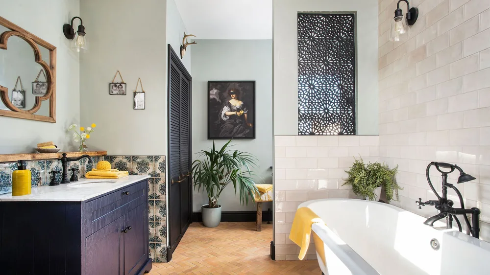Meuble de salle de bain marocain en bois foncé bleu nuit avec zellige et miroir à arche