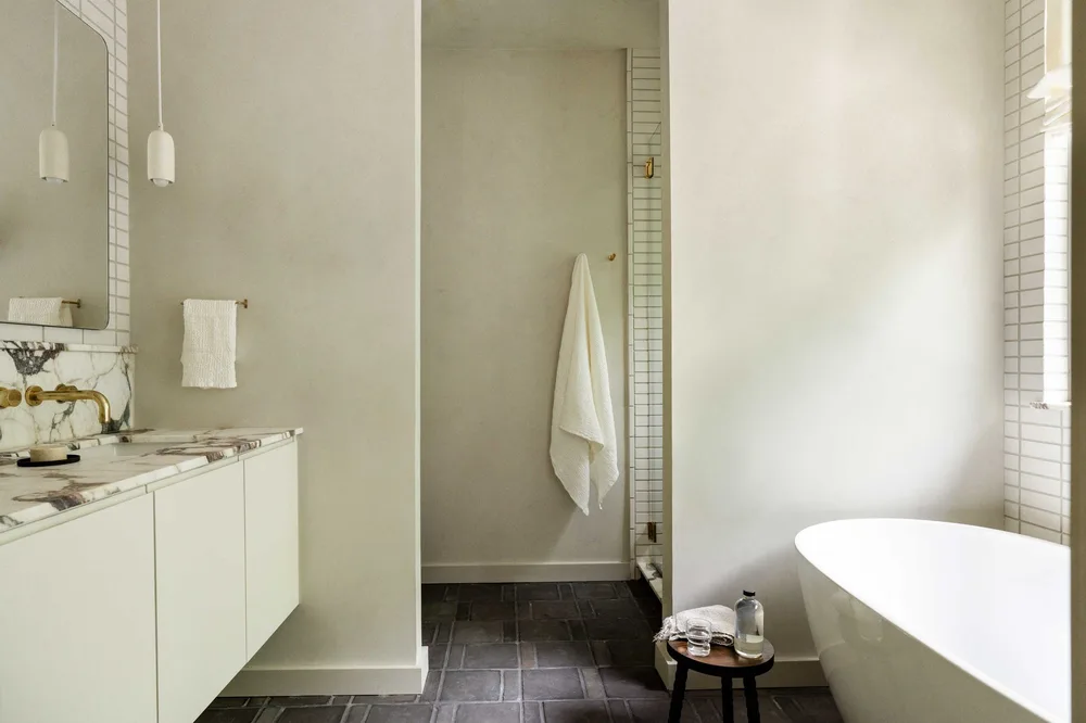 Meuble laqué et marbre veiné, salle de bain marocaine version chic
